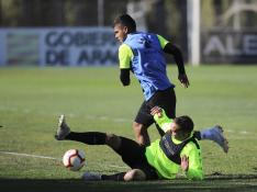 Juan Camilo 'Cucho' Hernández trata de superar a Ferreiro durante el entrenamiento del Huesca este jueves en el IES Pirámide.