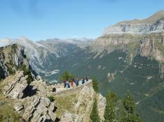 Grupo de informadores turísticos franceses del valle de Gavarnie miran Ordesa tras la geo ruta sierra de Cutas.