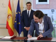 El presidente del Gobierno, Pedro Sánchez (izda), y el secretario general de Podemos, Pablo Iglesias, han firmado hoy en el Palacio de la Moncloa el acuerdo sobre el proyecto de ley de presupuestos para 2019.