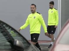 David Ferreiro sale de El Alcoraz con destino a un entrenamiento del Huesca.