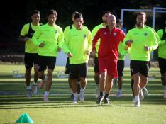 Los futbolistas del Huesca realizando carrera continua durante el entrenamiento de este martes en Bolea.