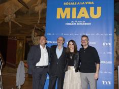 Ignacio Estaregui y José Luis Gil, junto a los productores Jaime García Machín y Gloria Sendino.