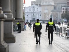 Agentes de la UAPO, en la plaza del Pilar, todavía con el uniforme específico de la unidad.