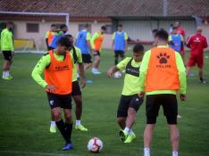 Varios futbolistas del Huesca durante el entrenamiento matinal que han desarrollado este sábado en el Instituto Montearagón.