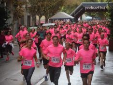 El centro de la ciudad de Huesca se ha llenado este domingo de camisetas rosas en apoyo a todos los que sufren esta enfermedad.