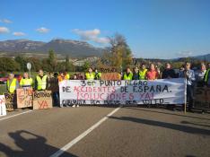 Un centenar de personas cortan la N-330 en Sabiñánigo para exigir más seguridad en el cruce de Aurín