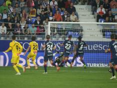 Una imagen del partido entre la SD Huesca y el Espanyol disputado este domingo en El Alcoraz.