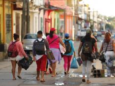 Migrantes hondureños caminan por la población de Huixtla, en el estado mexicano de Chiapas
