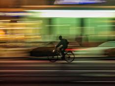 El aumento del número de ciclistas en zonas urbanas incrementa los riesgos y, por ello, hay que estar alerta constantemente.