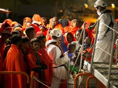 Llegada al puerto de Málaga de inmigrantes rescatados del mar de Alborán.