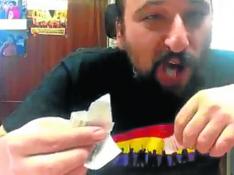 El concejal de ZEC Pablo Híjar, en un momento del vídeo en el que se comía un recibo del ICA.