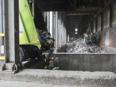 Un camión descarga residuos orgánicos procedentes del Actur en el vertedero de Zaragoza.