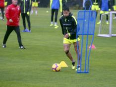 El delantero Luis Ezequiel 'Chimy' Ávila durante el entrenamiento matinal que este miércoles ha completado el Huesca en el Instituto Montearagón.