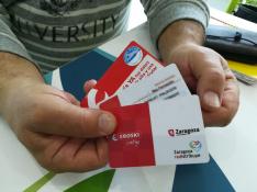 Manuel muestra la tarjeta que le han dado para poder gastar 150 euros al mes en comida en un supermercado.