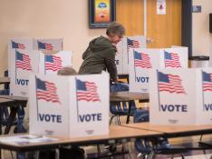 Ciudadanos de Estados Unidos asisten a votar para las elecciones legislativas.