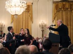 Trump increpa al periodista Jim Acosta, al que una auxiliar trata de quitar el micrófono.