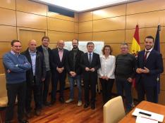 Una delegación ribagorzana y diputados aragoneses del PSOE y Podemos se han reunido este jueves con Pedro Saura, secretario de Estado de Infraestructuras (cuarto por la derecha)