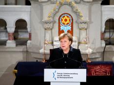 Merkel llama a luchar contra los gérmenes del antisemitismo y el racismo