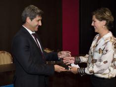 Ángel Fernández, director de Itainnova, entrega el premio a Susana Parra.