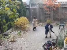 Tierna reacción de dos niños refugiados que disfrutan por primera vez de la nieve en Canadá