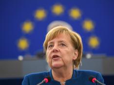 La canciller alemana, Angela Merkel, ofrece un discurso en el Parlamento Europeo en Estrasburgo.