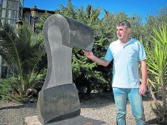 David Felipe, junto a una escultura creada con piedra autóctona de la cantera de Calatorao.