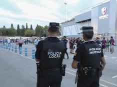 Dos agentes de la Policía Local de Huesca durante un servicio en los alrededores del campo de fútbol El Alcoraz.