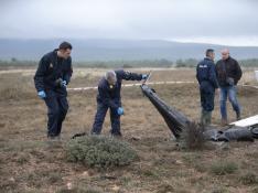 Miembros de la Policía Nacional revisan los retos de la avioneta de Teruel