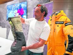 Pauner muestra las botas que utilizará en su próximo viaje a la Antártida.