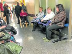 Varios pacientes aguardan en el pasillo, ayer, para entrar a la consulta de Oftalmología.