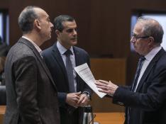 El consejero de Hacienda, Fernando Gimeno, con los diputados Alfredo Sancho y Javier Martínez, este lunes, en las Cortes.