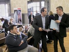 El concejal de Economía, Fernando Rivarés (derecha), en la reunión de ayer de Zaragoza Congresos.