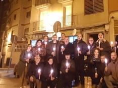 Los amigos de Víctor Laínez, con unas velas en sus manos.