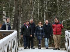 De izquierda a derecha, el alcalde de Torla, el consejero de Desarrollo Rural, la presidenta del Congreso, el director de Parques Nacionales y el de Ordesa, paseando por el entorno de la Pradera.