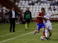 Eugeni Valderrama trata de cortar el avance de Alberto Benito, en el duelo de esta temporada entre el Albacete y el Real Zaragoza.