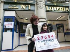 Isabel Lalmolda y su hija Irene en la administración nº1, del Coso en Zaragoza poco después de conocer que habían repartido parte del primer premio de la lotería del Niño en 2016.