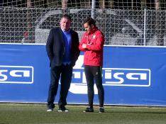 El presidente de la SD Huesca, Agustín Lasaosa, conversa con el entrenador Francisco Rodríguez.