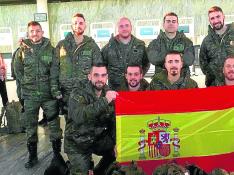 Un grupo de militares de la Brigada Aragón, ayer en el aeropuerto de Zaragoza, al ir a Letonia.