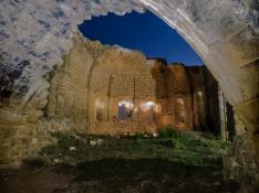 Fotografía nocturna del interior del ábside de la iglesia inconclusa de las Torres del Bayo, en Biota.