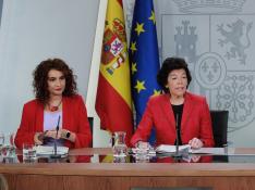 La portavoz del Gobierno, Isabel Celaá, la ministra de Hacienda, María Jesús Montero, y la de Economía, Nadia Calviño, en la rueda de prensa posterior al Consejo de Ministros.