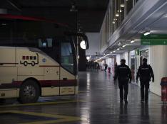 La Policía Nacional patrullaba este sábado en la estación de Delicias de Zaragoza, donde se ha detectado la llegada de muchos menores extranjeros no acompañados.