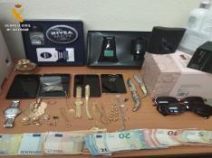 Los objetos recuperados de los robos cometidos mediante el sistema del "abrazo cariñoso" en pueblos de Zaragoza, Teruel y Soria.