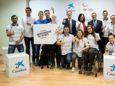 Deportistas en la firma del acuerdo en el CSD, con la paralímpica zaragozana María Delgado (arriba, tercera a la derecha)