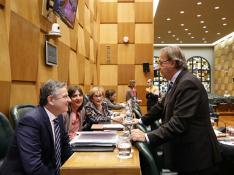 Los concejales del PSOE, este viernes, en el pleno del Ayuntamiento de Zaragoza. En primer plano, Javier Trívez y el portavoz, Carlos Pérez Anadón.