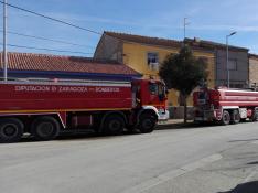 Camiones de bomberos de la DPZ, en Pastriz, donde inyectan agua a la red pública.