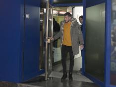 Brezancic abandona las oficinas de la SD Huesca tras desvincularse de la SD Huesca.