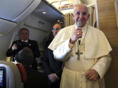 El Papa Francisco durante el vuelo que le llevaba a Abu Dabi.
