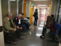 Varias personas esperan turno el Oftalmología, en el Hospital Obispo Polanco de Teruel.
