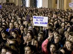 Un grupo de mujeres porta una pancarta en la manifestación del año pasado en Zaragoza