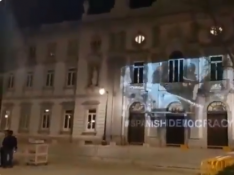 Proyectan imágenes de las cargas policiales del 1-O en la fachada del Tribunal Supremo